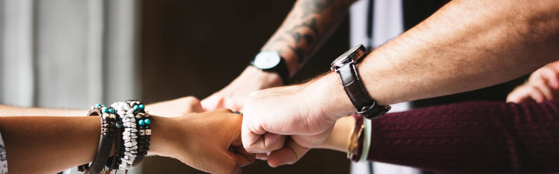 Poignée de main au-dessus du bureau2
